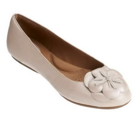 Clarks Artisan Aldea Palm Leather Flats w/ Flower Detail - A220828